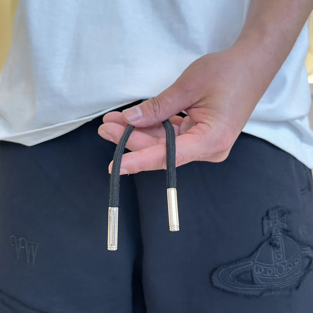 The Queen Mother's three-standard complete 2026 summer New Arrival men's casual shorts, advanced custom-made fabric Breathable fabric, Breathable elasticity and comfort, impeccable details, top-grade accessories, original logo design concept, delicate and soft feel! The upper body fit is awesome! Size: M-XXXL Please state your height and weight when ordering